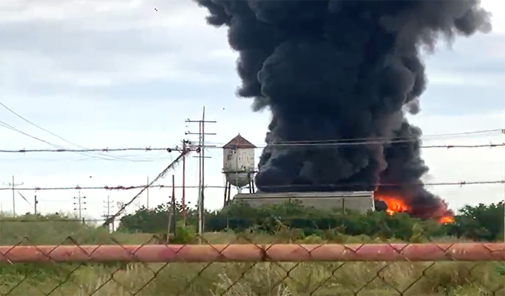 Inspeccionan incendio del tanque de Pdvsa-La Salina