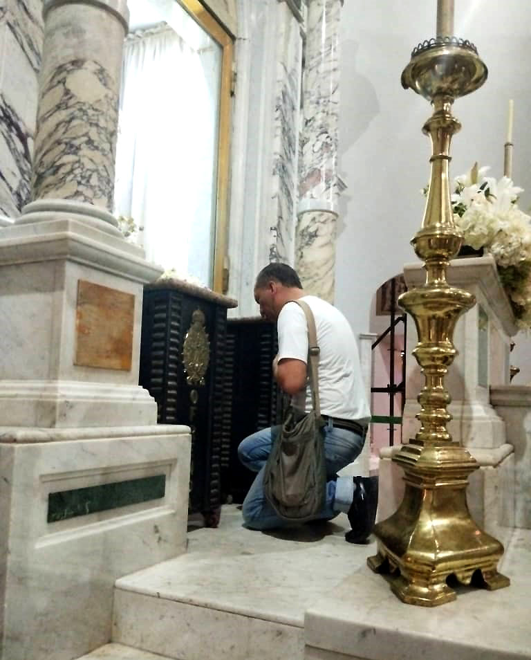 La Chinita baja hoy desde su altar