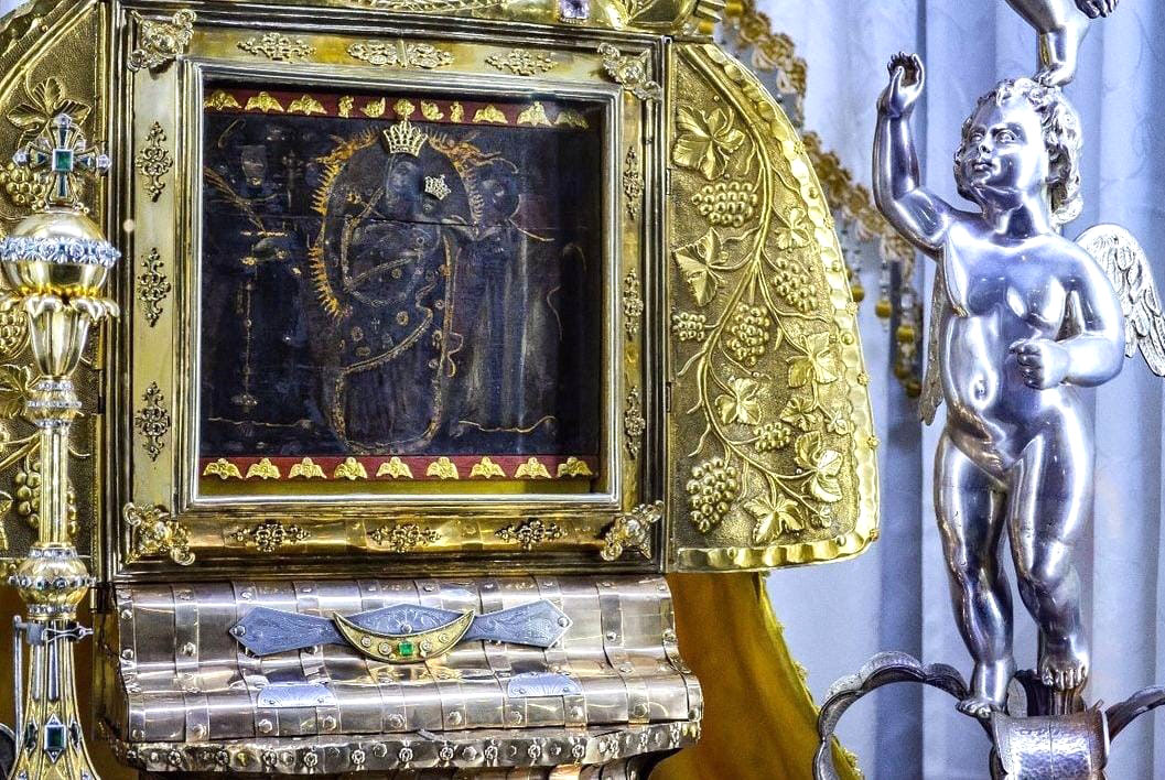 La Chinita baja hoy desde su altar