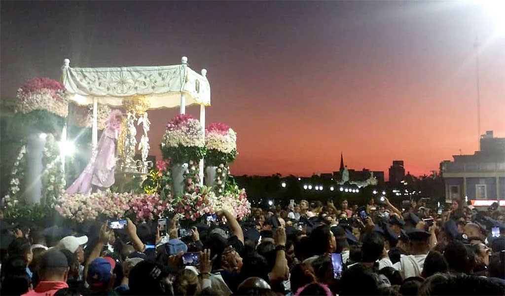 La Chinita sube a su altar luego de la procesión de la Aurora