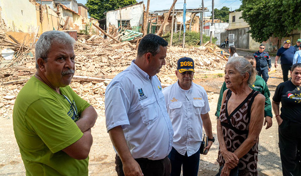Bomberos rescatan a mujer de 84 años en Maracaibo