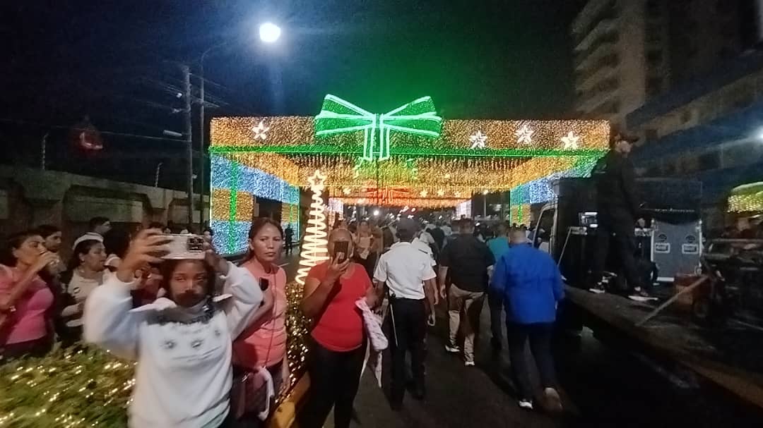 Con el tradicional conteo se encendió Bella Vista y la estructura de la Chinita