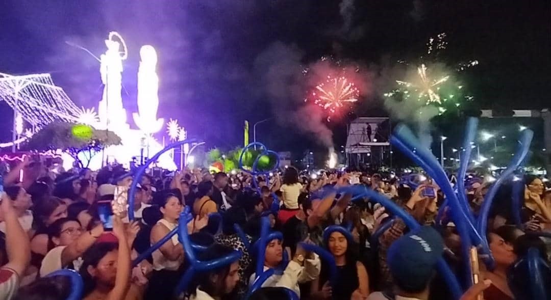 Con el tradicional conteo se encendió Bella Vista y la estructura de la Chinita