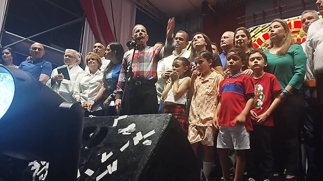Con el tradicional conteo se encendió Bella Vista y la estructura de la Chinita