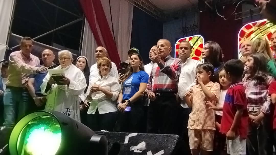 Con el tradicional conteo se encendió Bella Vista y la estructura de la Chinita