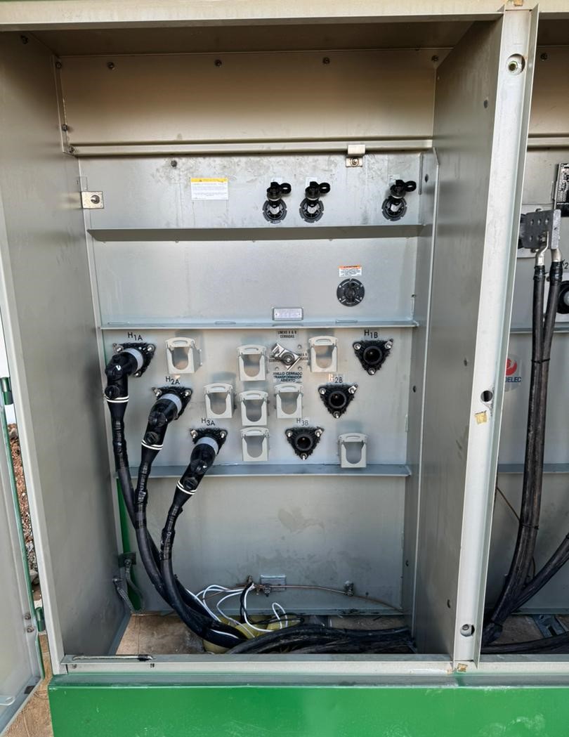 Trabajos de electrificación en la Unermb sede Los Puertos de Altagracia