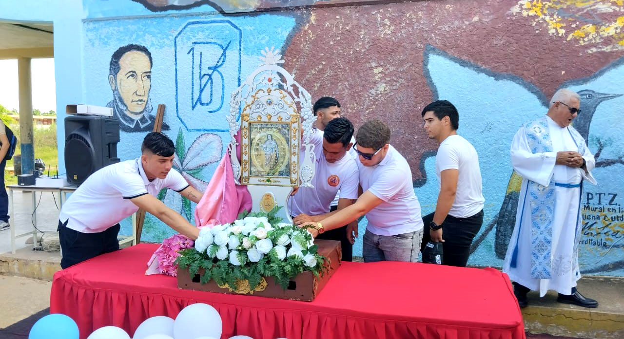 Estudiantes y docentes del liceo Blas Valbuena recibieron  a la Virgen Rosario del Paraute