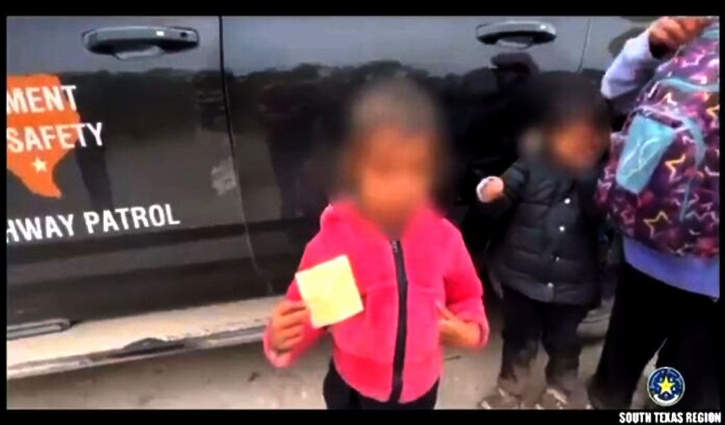 Hallan en Texas a niña migrante de dos años que viajaba sola de El Salvador a EE.UU.