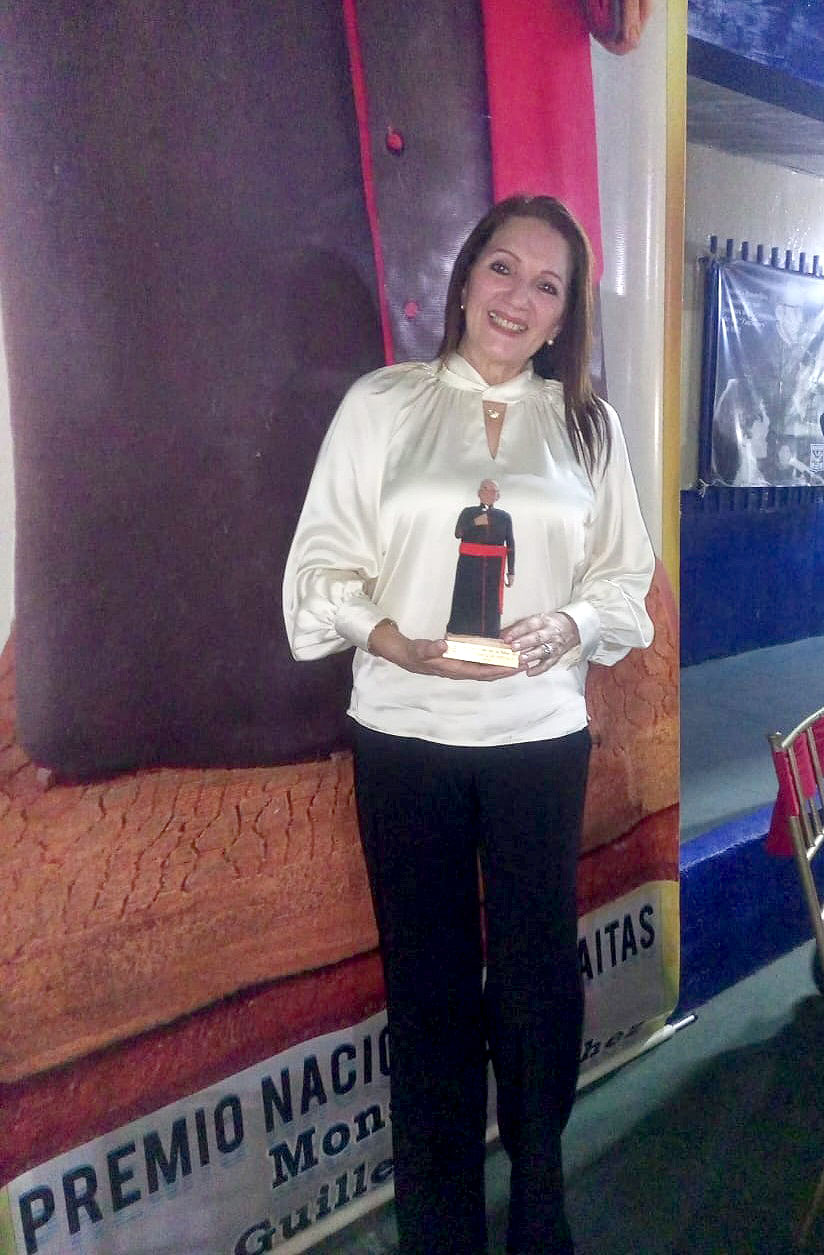 Ingrid Falcón fue galardonada con el  Premio Monseñor Luis Guillermo Vílchez