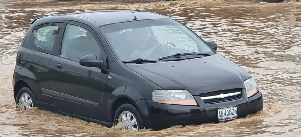 Colapsan avenidas de Maracaibo por lluvias