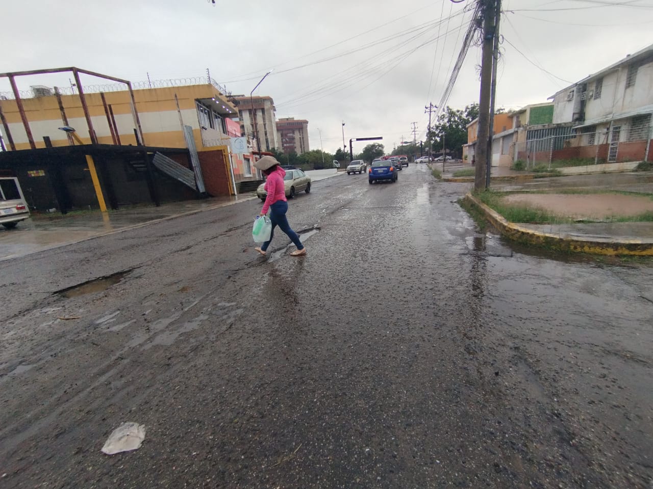 Colapsan avenidas de Maracaibo por lluvias