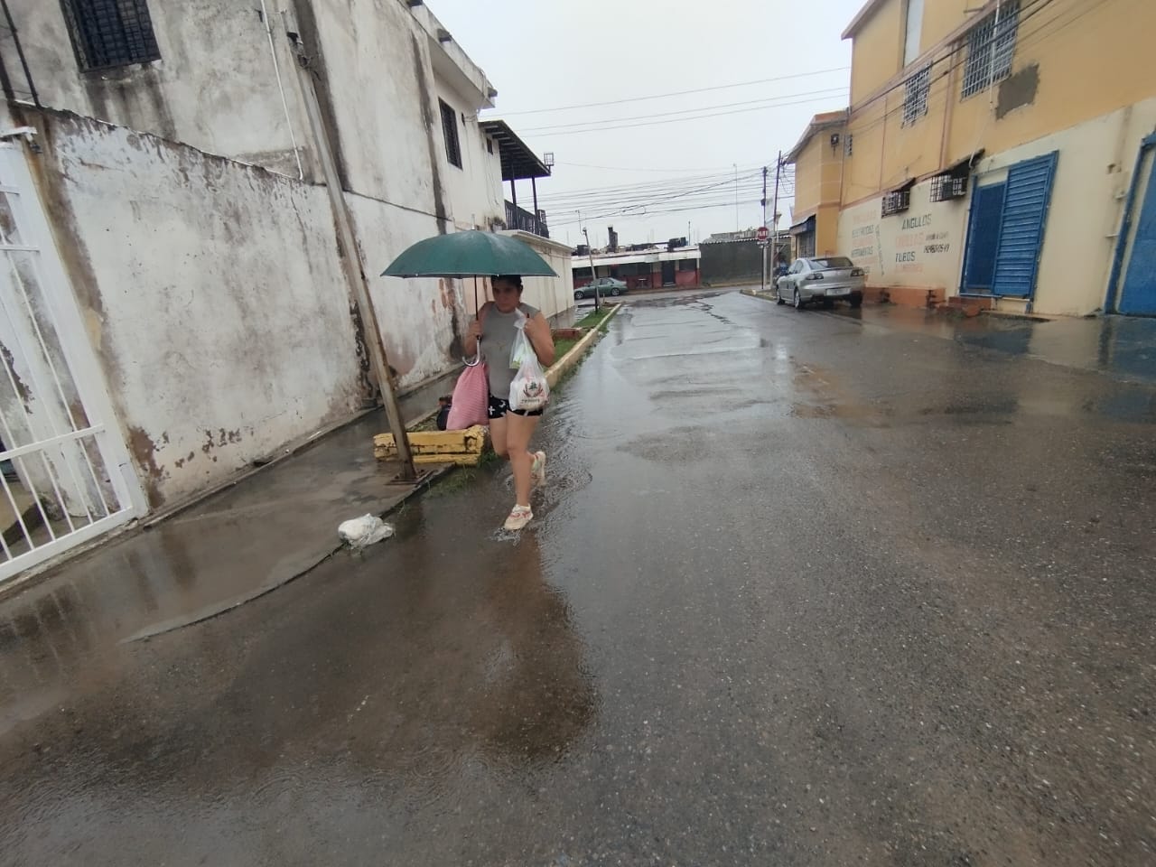 Colapsan avenidas de Maracaibo por lluvias