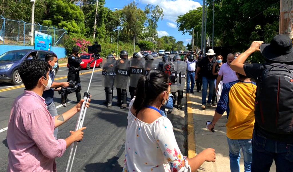La SIP anuncia red de asistencia para periodistas en el exilio