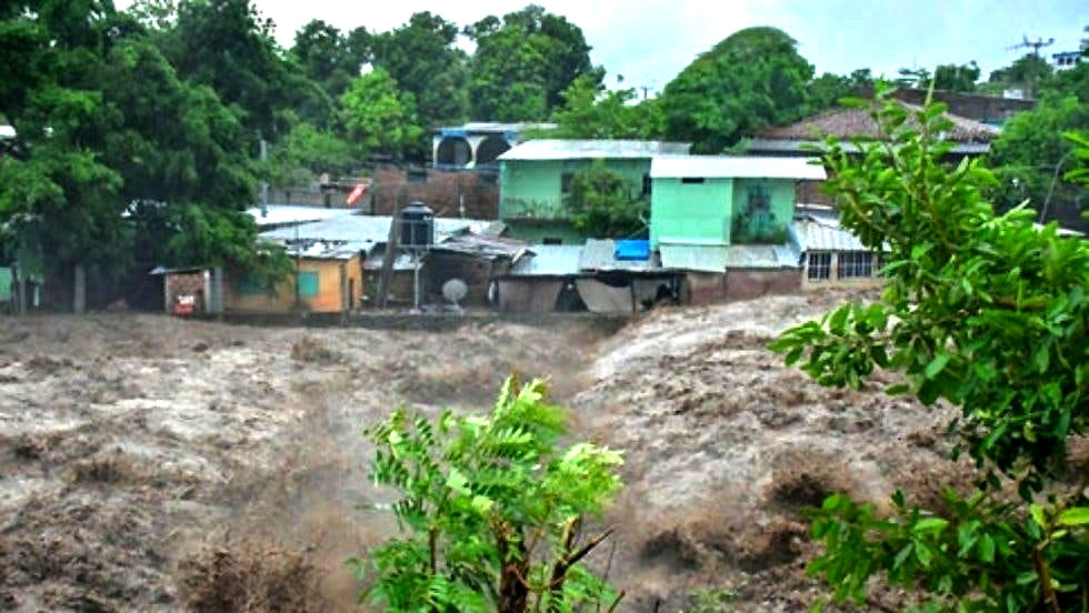 Petro declara situación de desastre en todo Colombia por lluvias torrenciales