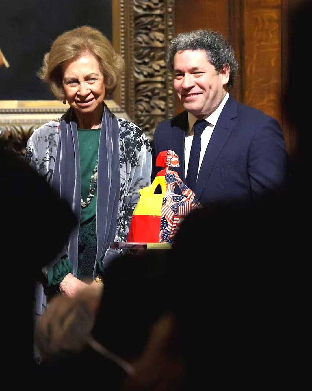 Espectáculos.- La reina Sofía, con sus 86 años recién cumplidos, continúa sin rebajar un ápice una nutrida agenda que le ha llevado a Nueva York, donde un año más entrega el premio a la excelencia que lleva su nombre y que concede el Queen Sophia Spanish Institute. 