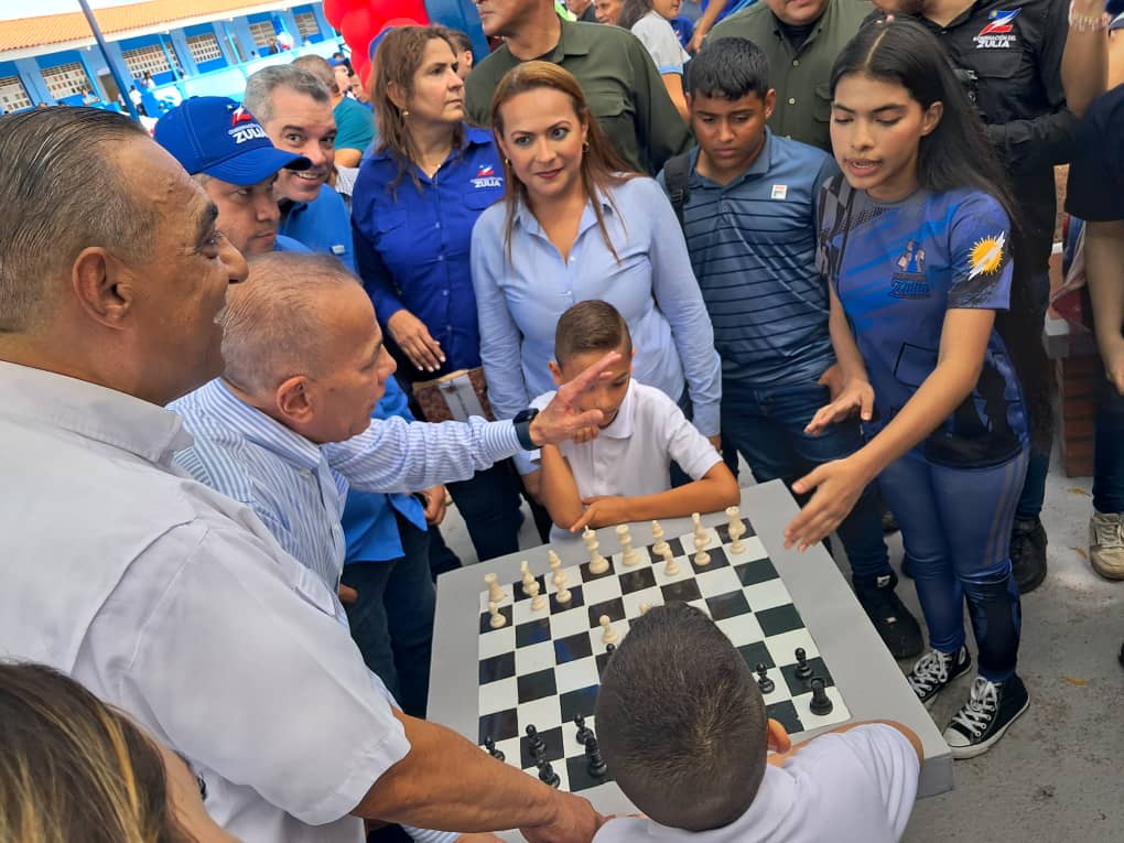 Rosales inauguró Unidad Educativa Estadal Dr Urquinaona