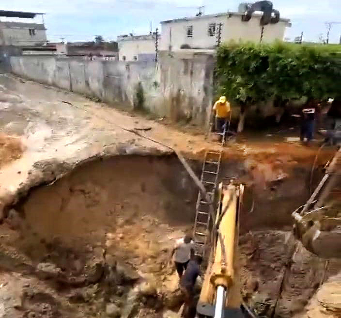 Trabajo para sustituir colector en la Calle El Salvaje 