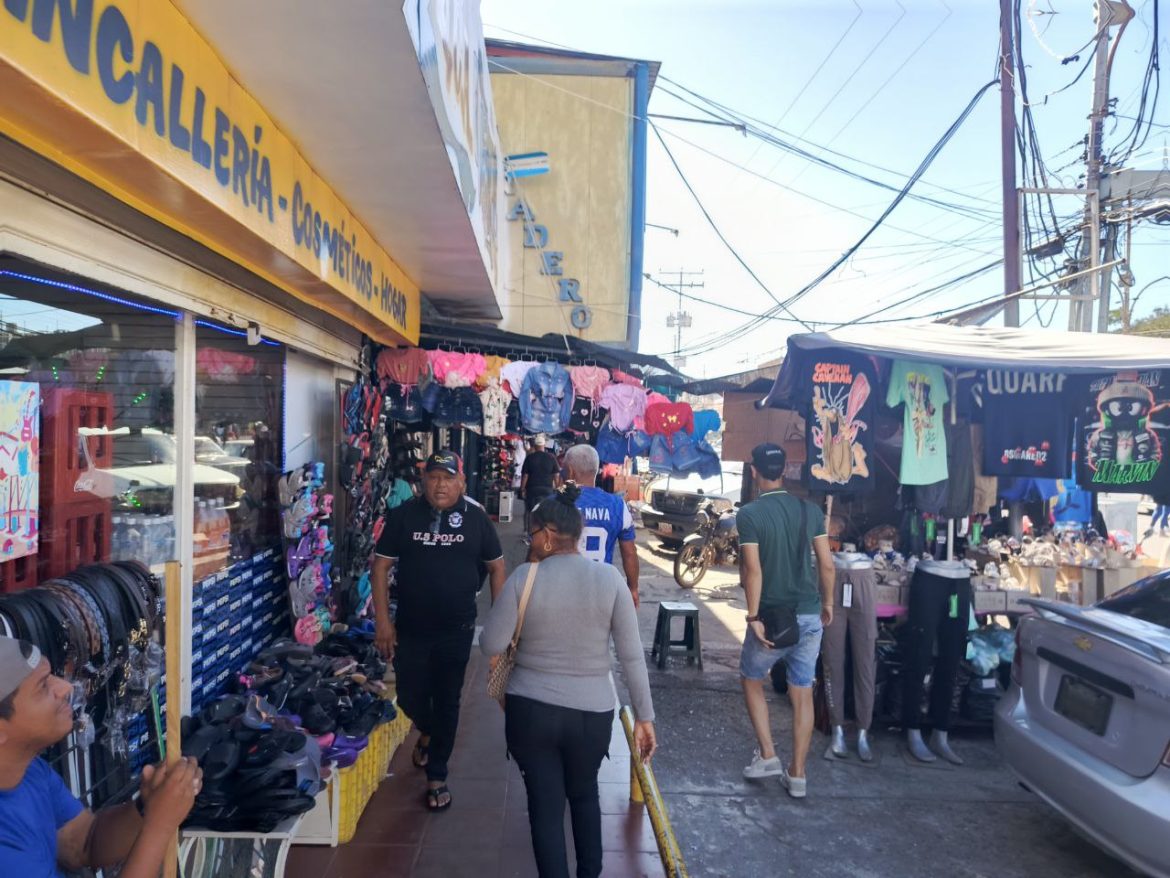 AFLUENCIA DE COMPRADORES EN LAGUNILLAS 1. JPG