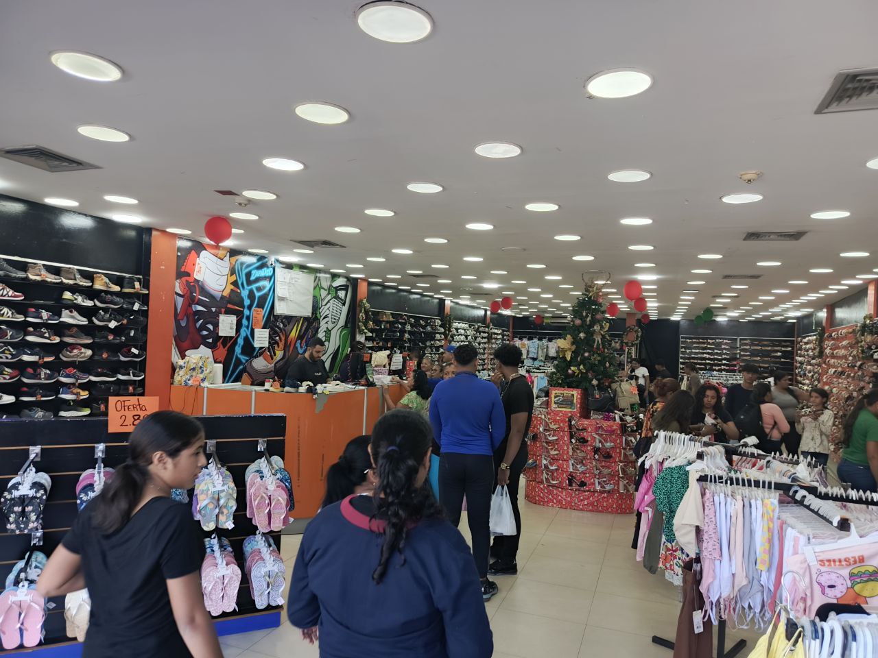 AFLUENCIA DE COMPRADORES EN LAGUNILLAS 1. JPG 