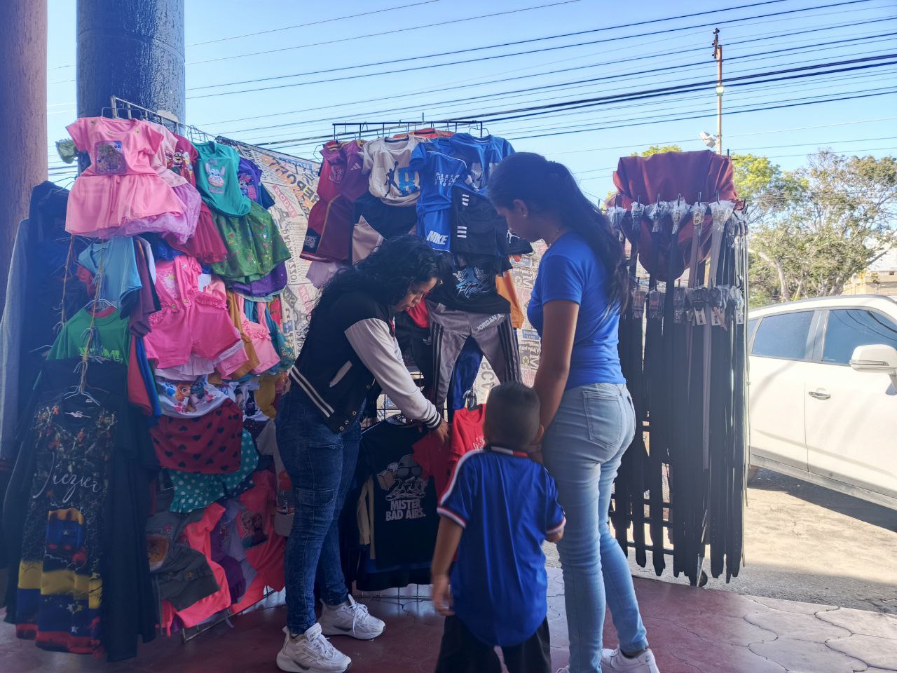 AFLUENCIA DE COMPRADORES EN LAGUNILLAS 1. JPG 