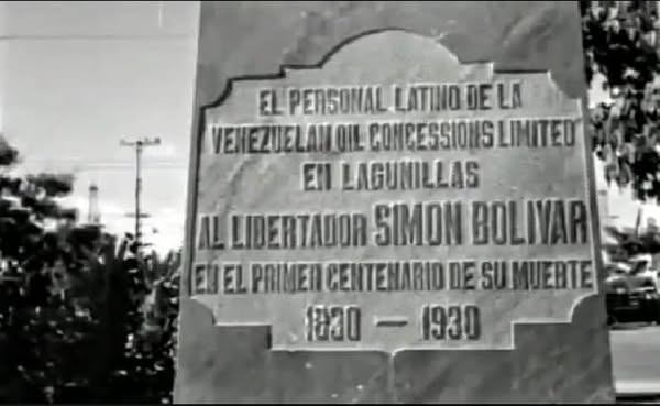 El primer busto de Simón Bolívar en la Costa Oriental del Lago del estado Zulia se colocó en Lagunillas de Tierra en 1930 en una plazoleta del sector Delicias. 