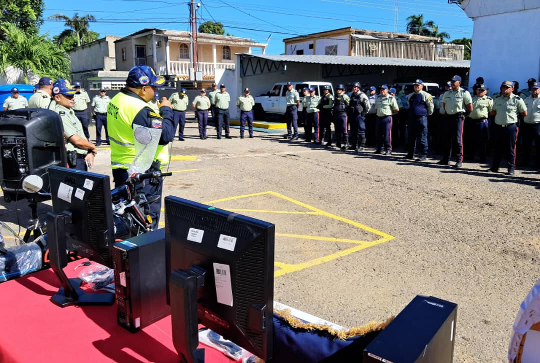 C/J Henry Barco Rojas encabezó formación policial y entregó moto y computadoras a PoliLagunillas