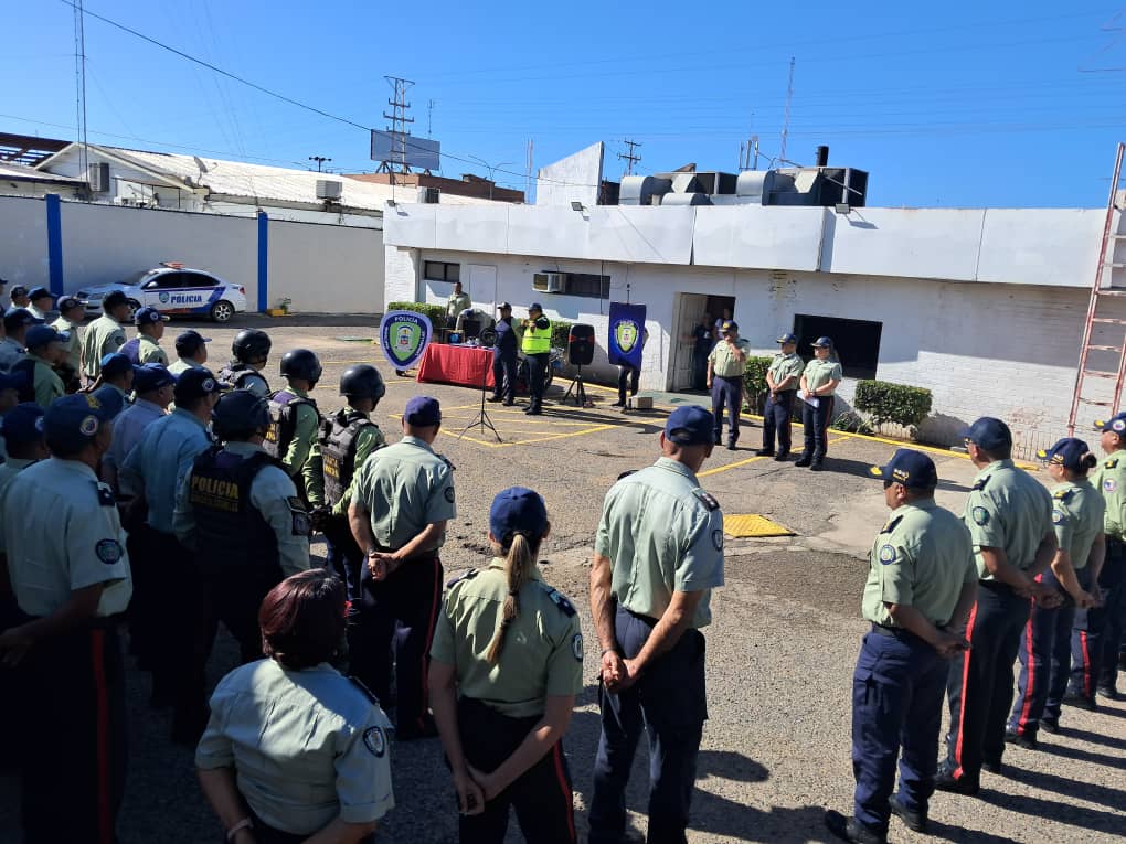 C/J Henry Barco Rojas encabezó formación policial y entregó moto y computadoras a PoliLagunillas