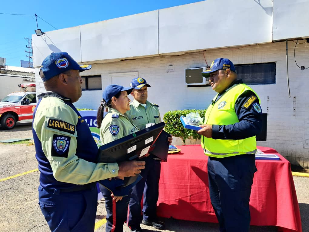 C/J Henry Barco Rojas encabezó formación policial y entregó moto y computadoras a PoliLagunillas