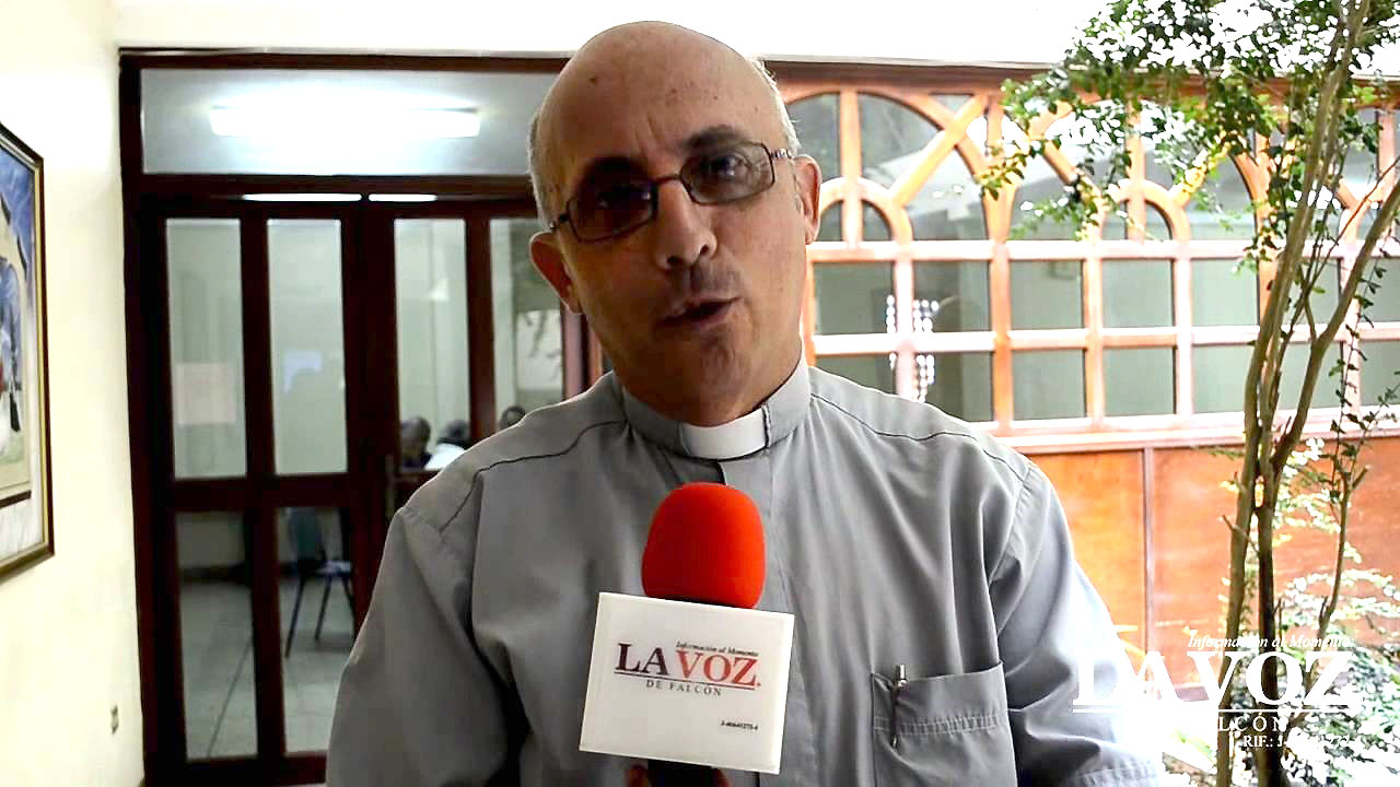 Conferencia Episcopal tilda de «inhumano» asedio en embajada de Argentina