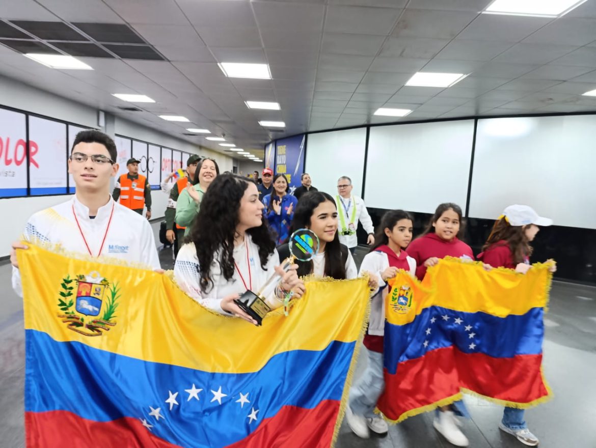 Delegación ganadora en las Olimpiadas Mundiales de Robótica