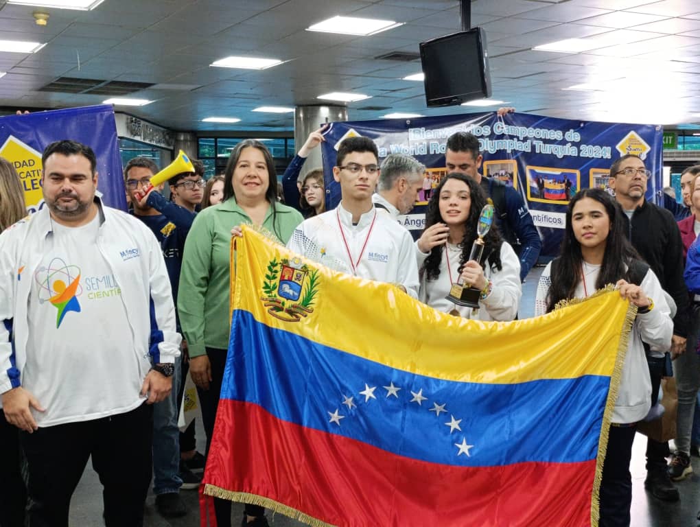 Delegación ganadora en las Olimpiadas Mundiales de Robótica