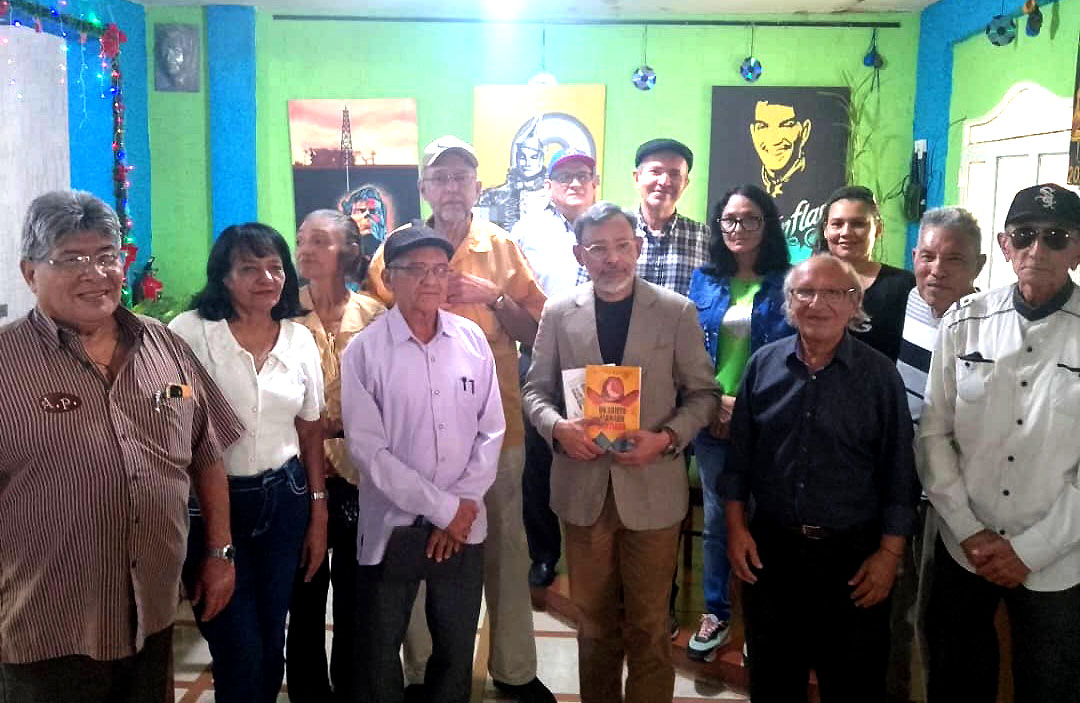 Edinson Martínez presentó dos libros 