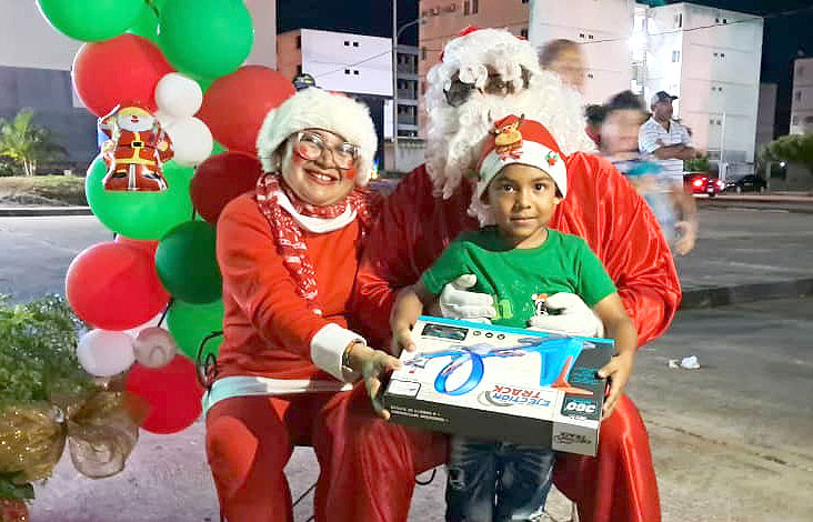 Entrega de juguetes a 250 niños de Simón Bolívar 