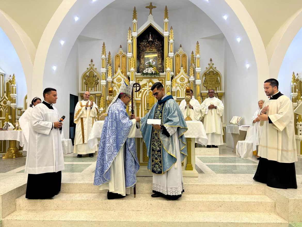 Robert Nava párroco de Nuestra Señora del Rosario de Aránzazu 