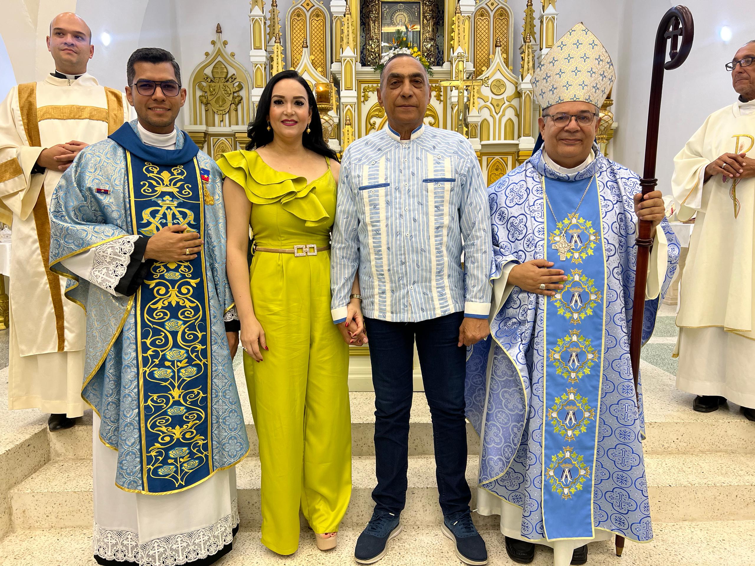 Robert Nava párroco de Nuestra Señora del Rosario de Aránzazu 