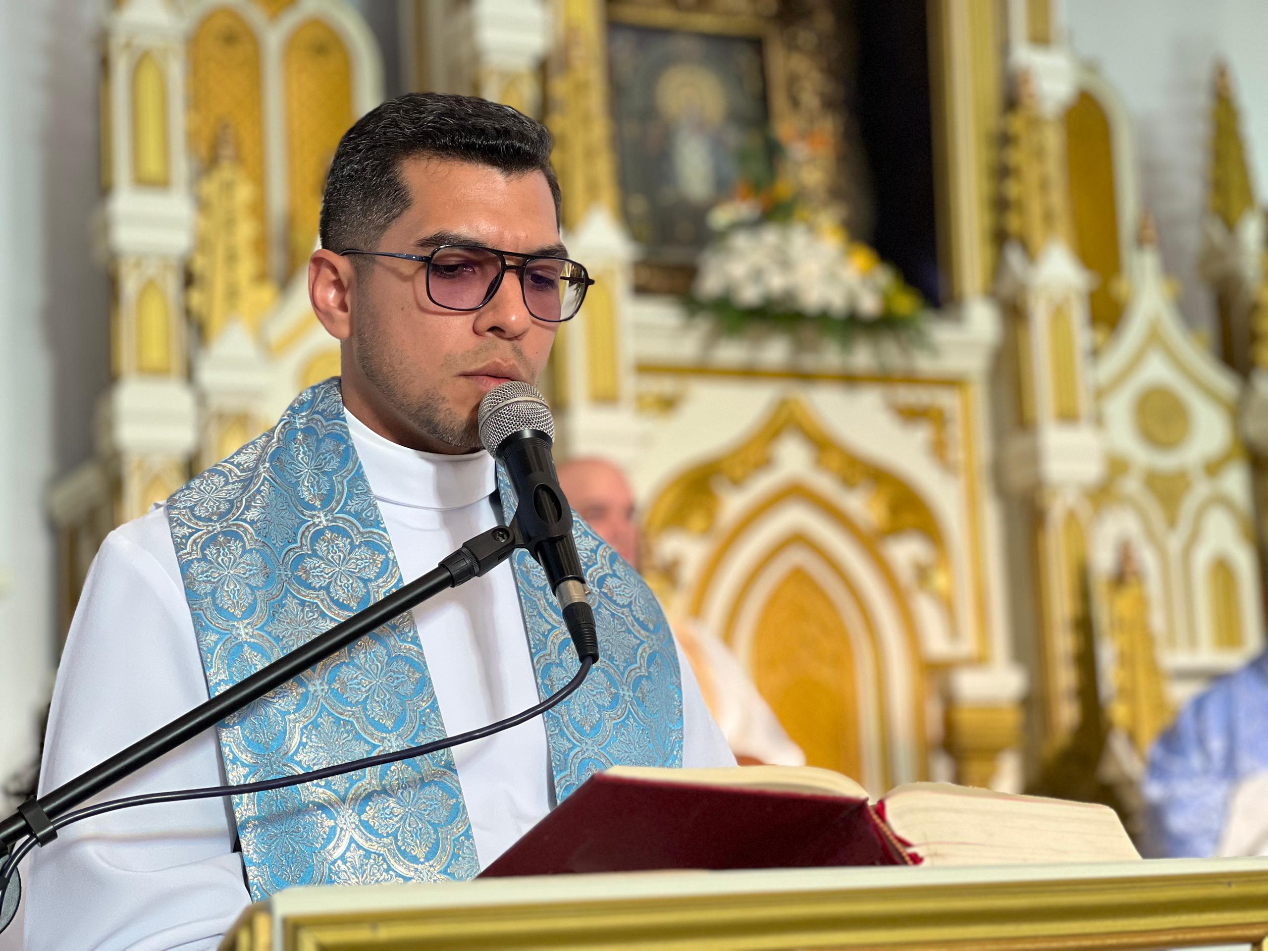 Robert Nava párroco de Nuestra Señora del Rosario de Aránzazu 