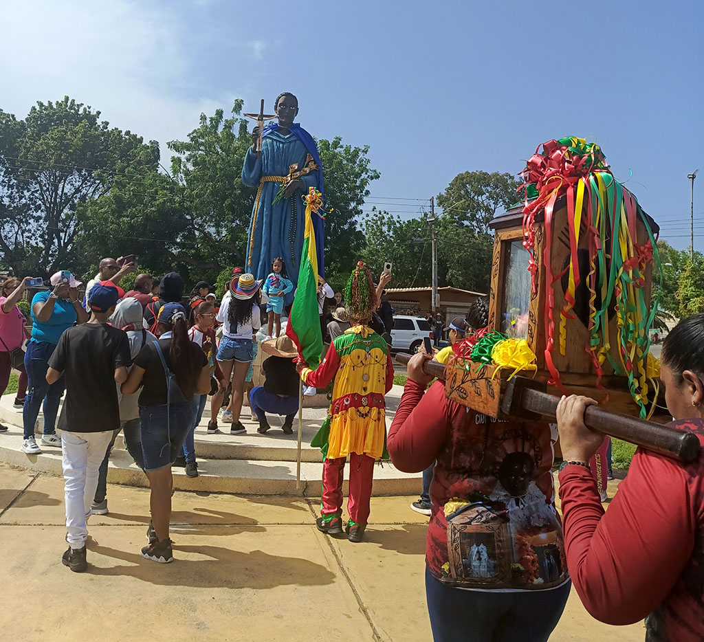 Luego de la santa misa y al ritmo de los mejores repiques, habitantes del municipio Lagunillas de la Costa Oriental del Lago salieron a las calles en procesión para celebrar los 500 años de San Benito de Palermo.