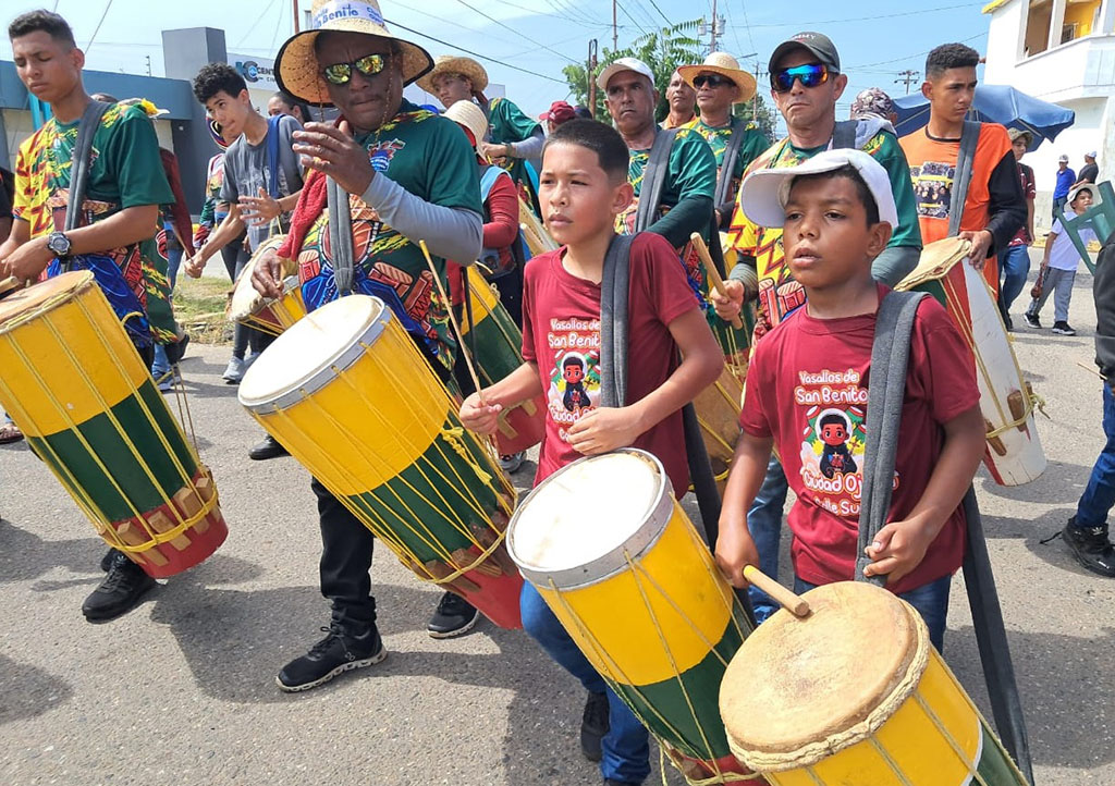 Luego de la santa misa y al ritmo de los mejores repiques, habitantes del municipio Lagunillas de la Costa Oriental del Lago salieron a las calles en procesión para celebrar los 500 años de San Benito de Palermo.