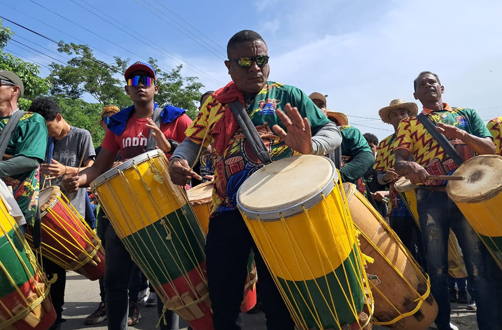 Luego de la santa misa y al ritmo de los mejores repiques, habitantes del municipio Lagunillas de la Costa Oriental del Lago salieron a las calles en procesión para celebrar los 500 años de San Benito de Palermo.