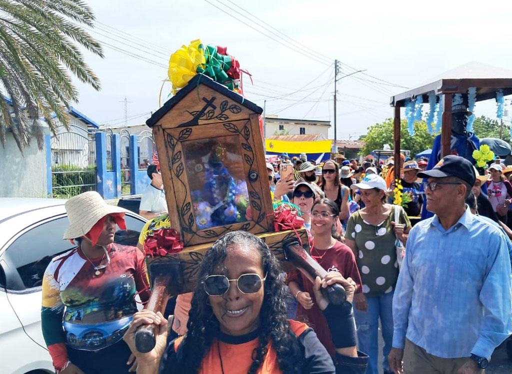 Luego de la santa misa y al ritmo de los mejores repiques, habitantes del municipio Lagunillas de la Costa Oriental del Lago salieron a las calles en procesión para celebrar los 500 años de San Benito de Palermo.