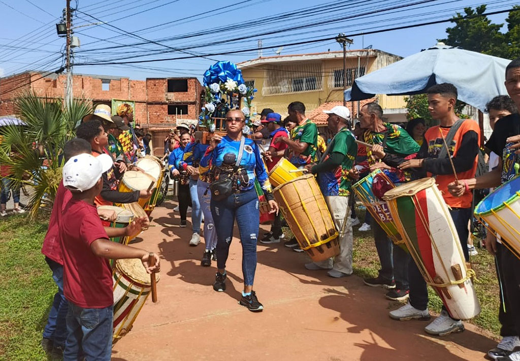 Luego de la santa misa y al ritmo de los mejores repiques, habitantes del municipio Lagunillas de la Costa Oriental del Lago salieron a las calles en procesión para celebrar los 500 años de San Benito de Palermo.
