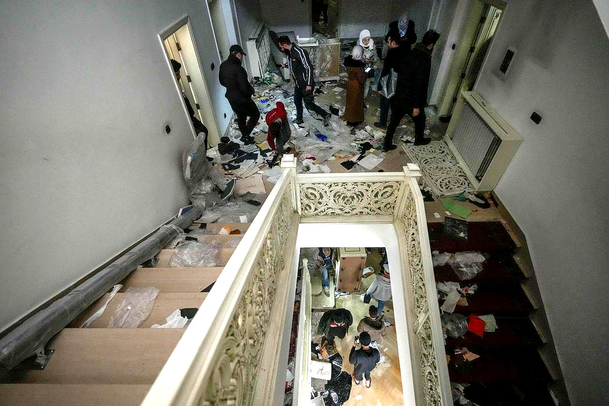 Saquean la lujosa residencia del exmandatario Al-Assad