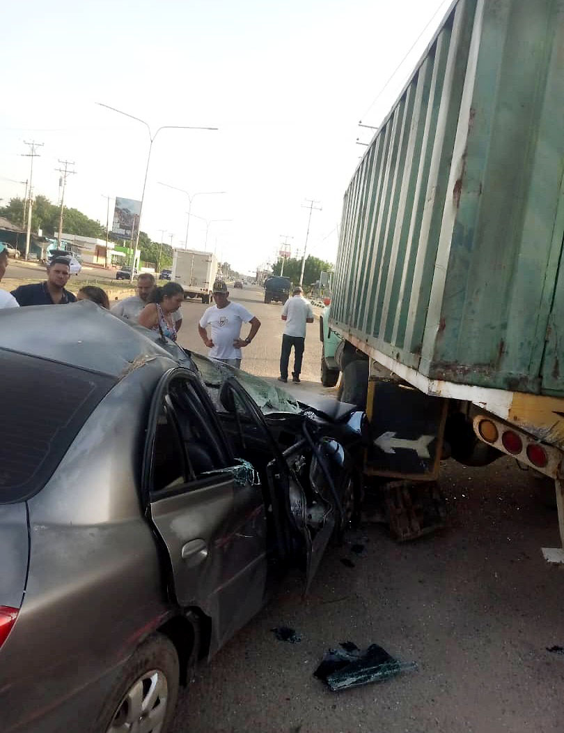 Vehículo se estrelló contra una gandola