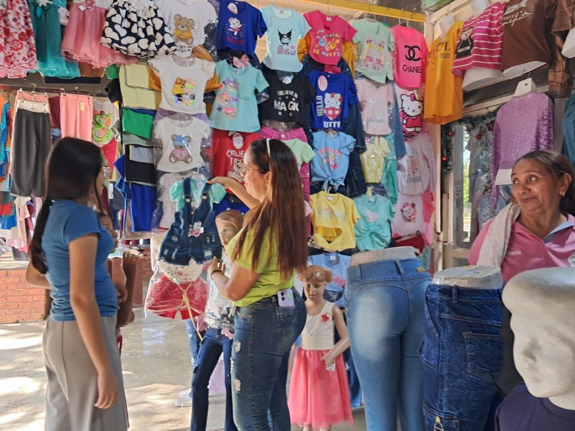 Habitantes de Valmore Rodríguez realizan compras de última hora para Navidad