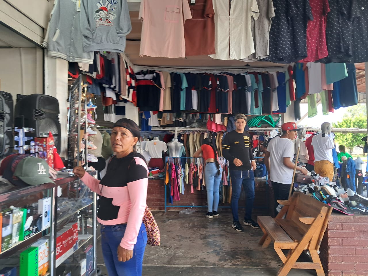 Habitantes de Valmore Rodríguez realizan compras de última hora para Navidad