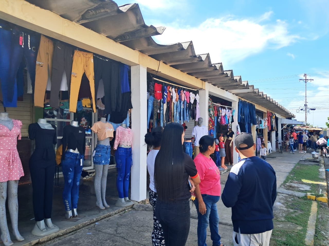 Habitantes de Valmore Rodríguez realizan compras de última hora para Navidad