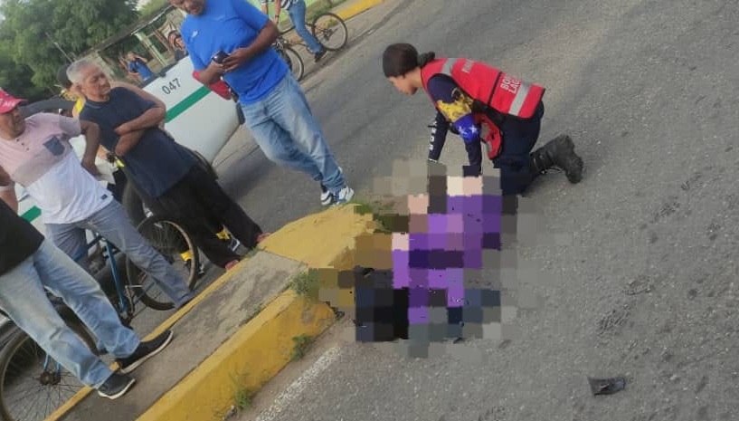Una mujer, de 23 de años de edad, pereció instantáneamente en un accidente de tránsito en Lagunillas de la Costa Oriental del Lago siendo la primera víctima de manera trágica en los primeros días de enero de 2025.