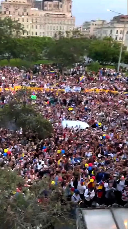 Edmundo González ante miles de venezolanos en Lima