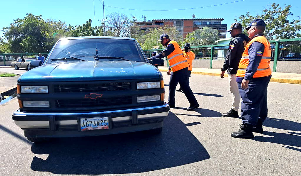 CABIMAS.-  En la Terminal de Pasajeros del municipio Cabimas,  estado Zulia,  efectivos del Instituto Nacional de Transporte Terrestre (INTT) refuerza  operativo, en aras de  garantizar la seguridad  a propios y visitantes que se movilizan a diferentes estados de Venezuela, así como también aquellos que retornan luego del asueto navideño.