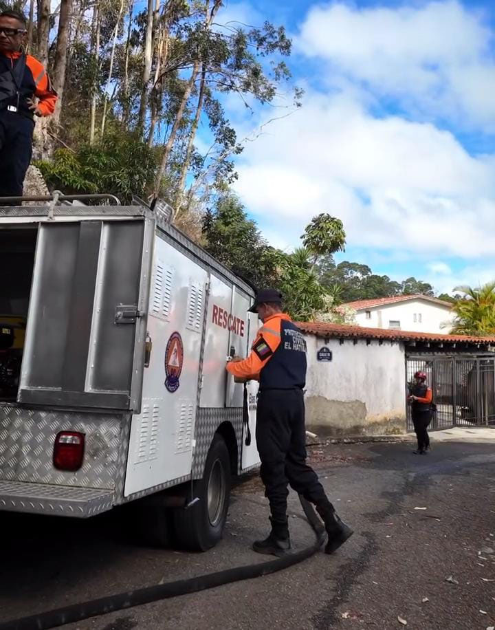 Mueren tres militares al estrellarse aeronave en Caracas